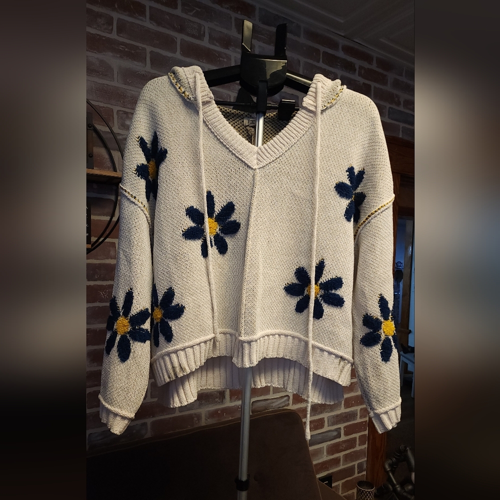 POL Chic Floral V-Neck Sweater - White and Navy
